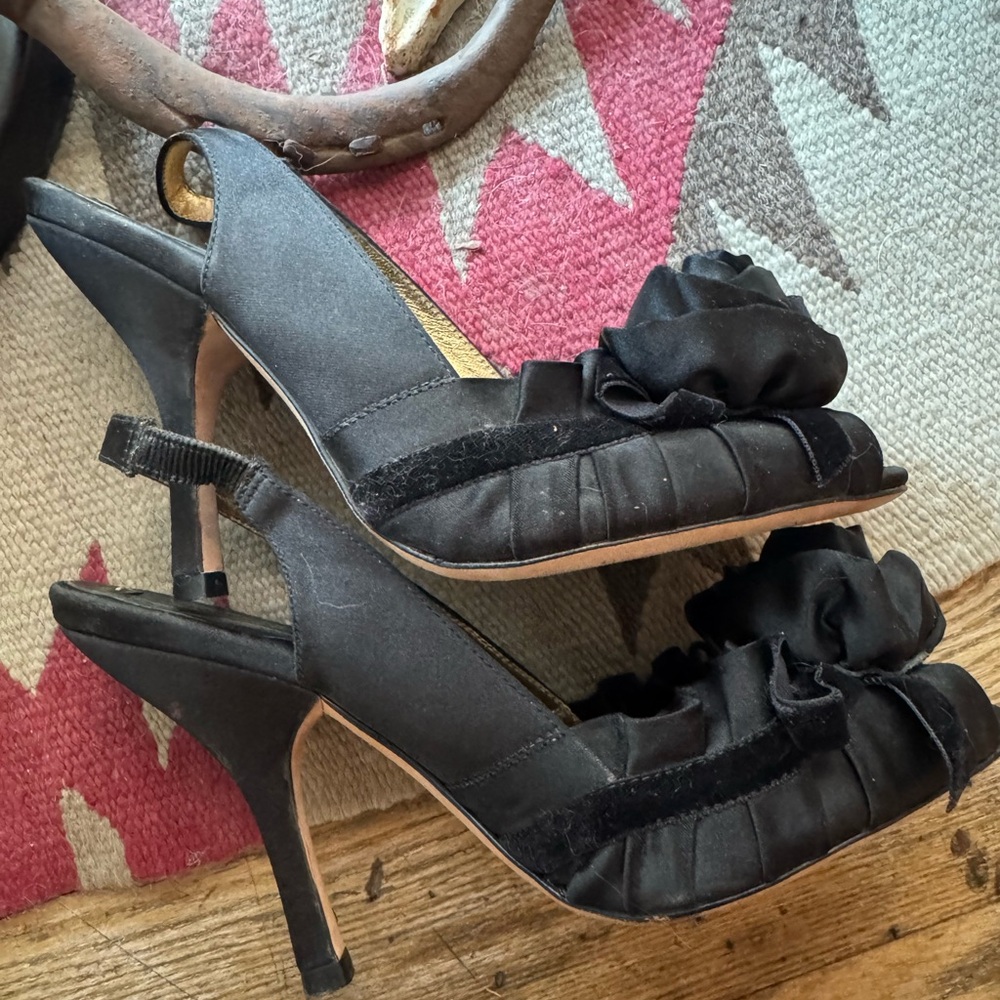 BCBGMaxAzria Elegant Black Heels with Floral Design
